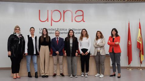 premiadas Finalistas, ganadora y jurado del premio del Grado en Enfermería. De izda. a dcha., Paula Escalada (jurado), Nerea Gurucharri y Elisabeth Marín (finalistas), Javier Fernández Montalvo (decano), Sara Martínez (finalista), Paula Baeza (ganadora), Nely Soto y María Jesús Pumar (ambas, miembros del jurado)