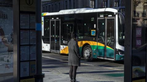 Villavesa Una persona aguarda en una parada del transporte urbano comarcal.