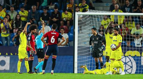 Villarreal CF V Osasu (35916064) Sergio Herrera vio la amarilla tras el claro derribo a Álex Baena