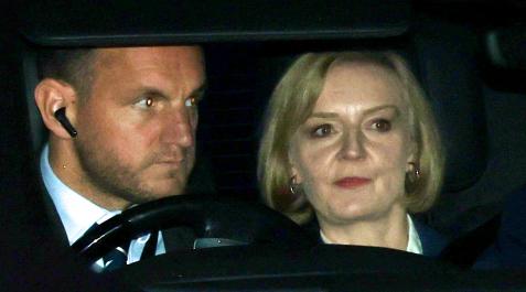 British Prime Ministe (35915077) La primera ministra británica Liz Truss abandona el Parlamento este lunes