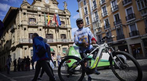 Apoyado en su bici, Mykola Ishchuk, jefe de la Comisión de Protección Social en Lviv, a mediodía de ayer en la plaza Consistorial. Apoyado en su bici, Mykola Ishchuk, jefe de la Comisión de Protección Social en Lviv, a mediodía de ayer en la plaza Consistorial.
