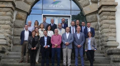 bebidas-espirituosas Asistentes a la reunión, con el director general de Desarrollo Rural del Gobierno de Navarra, Fernando Santafé; el presidente de la IG Pacharán Navarro, Adrián Subía; y Natalia Bellostas, directora gerente de INTIA