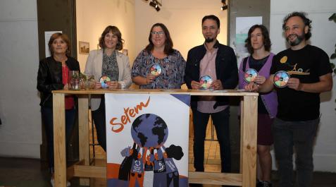 Desde la izda.: Merche Rubio (Sección de Cooperación al Desarrollo y Acción Humanitaria del Gobierno de Navarra), Inés Jiménez Muro (directora del Servicio de Garantías de Ingresos y Cooperación al Desarrollo), Susana Irisarri, presidenta de Setem; Miltho Desde la izda.: Merche Rubio (Sección de Cooperación al Desarrollo y Acción Humanitaria del Gobierno de Navarra), Inés Jiménez Muro (directora del Servicio de Garantías de Ingresos y Cooperación al Desarrollo), Susana Irisarri, presidenta de Setem; Milthon Duarte (muralista), Sara Sanzol (Cooperación Internacional del Ayuntamiento de Pamplona) y José Luis Mariñelarena (coordinador de Setem).