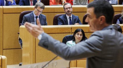 SanchezFeijoo El presidente del Gobierno, Pedro Sánchez, interviene durante su segundo 'cara a cara' en el Senado, con los populares encabezados por Feijóo al fondo