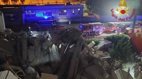 Bomberos de Cagliari inspeccionan la zona tras el derrumbe del Aula Magna de la universidad de la ciudad. Bomberos de Cagliari inspeccionan la zona tras el derrumbe del Aula Magna de la universidad de la ciudad.