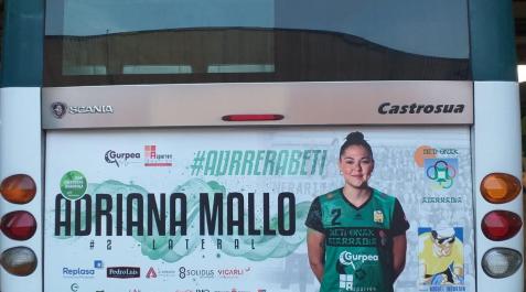 Imagen de la jugadora del Beti Onak Adriana Mallo, en una villavesa Imagen de la jugadora del Beti Onak Adriana Mallo, en una villavesa