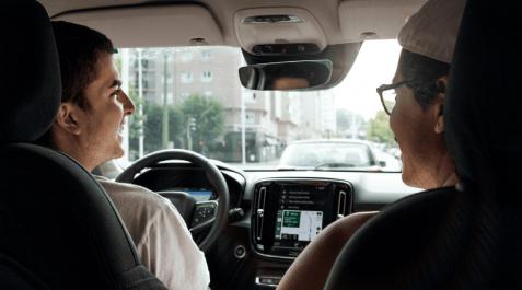 BlaBlaCar-usuarios Dos usuarios de BlaBlaCar durante un viaje compartido en coche