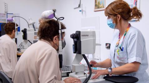 tomografo_OFTALMOLOGIA_HUN Tomógrafo de Coherencia Óptica, aparato utilizado para la detección de la Degeneración Macular Asociada a la Edad (DMAE)