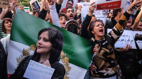 protestas-amini-iran Manifestación de protesta por la muerte de la joven Amini, tras ser detenida por la policía de la moral por llevar mal el velo en Teherán.