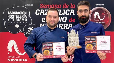 Cazuelica Los ganadores, del Bar Ulzama, con su galardón