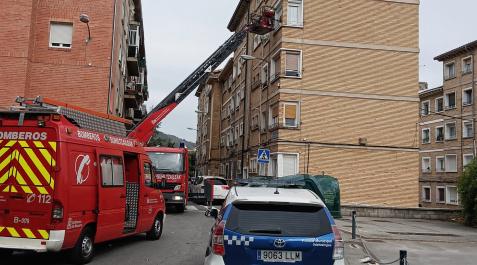 Burlada Momento en el quie los Bomberos de Navarra acceden a la vivienda de Burlada