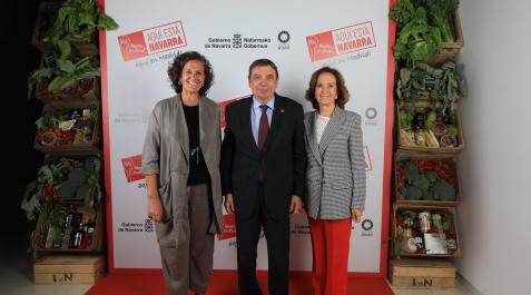 La consejera de Desarrollo Rural y Medio Ambiente del Gobierno de Navarra, Itziar Gómez (i); el ministro de Agricultura, Pesca y Alimentación del Gobierno de España, Luis Planas; y la presidenta de la Real Academia de Gastronomía, Lourdes Plana (d) Semana de las Verduras
