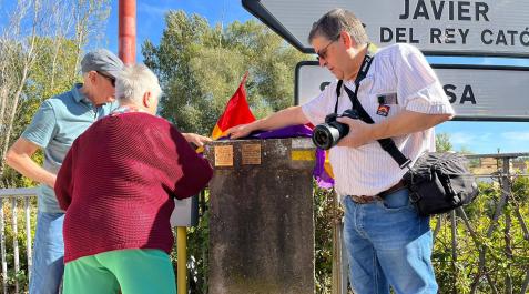 Colocación de dos placas del proyecto Tropezones en Sangüesa Colocación de dos placas del proyecto Tropezones en Sangüesa