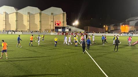 FinalAF Los jugadores de Amigó y Fuentes se saludan tras finalizar el encuentro en el Estadio Valle de Aranguren