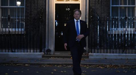 UKInterior Grant Shapps sale del 10 de Downing Street tras aceptar el cargo de Braverman