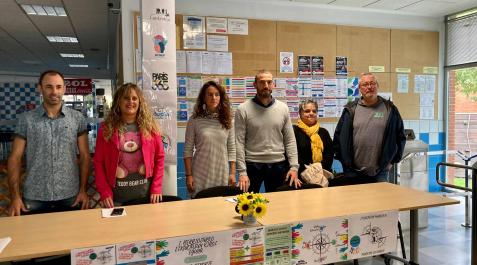 Mikel Aranguren, Rakel Larraya y Enara Oronoz, de la organización; el alcalde Raúl Maiza; Miriam Gómez, de París 365 y Mikel Etxeberria, edil de EH Bildu Mikel Aranguren, Rakel Larraya y Enara Oronoz, de la organización; el alcalde Raúl Maiza; Miriam Gómez, de París 365 y Mikel Etxeberria, edil de EH Bildu