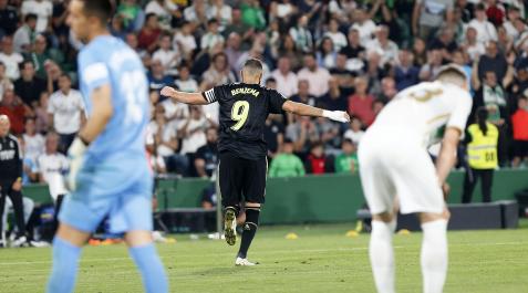 eLCrmA Karim Benzemá celebra su tanto ante la desolación de los jugadores del Elche