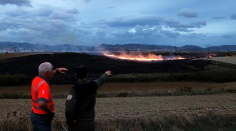 CordovillaFuego Bomberos de Navarra en la zona afectada por las llamas antes de apagar el fuego