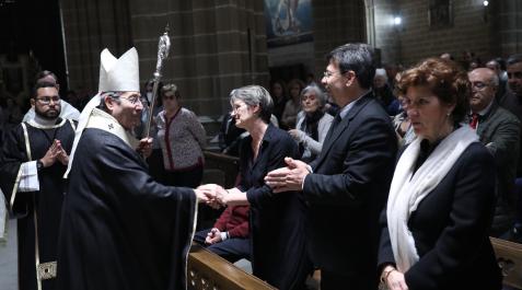 Funeral El arzobispo Francisco Pérez saluda a Sandra y Sergio, los padres de Renato Nahuel Bettini.