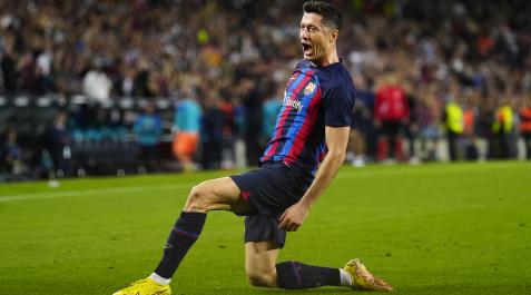 FCB Robert Lewandowski celebra uno de los dos goles anotados contra el Villarreal