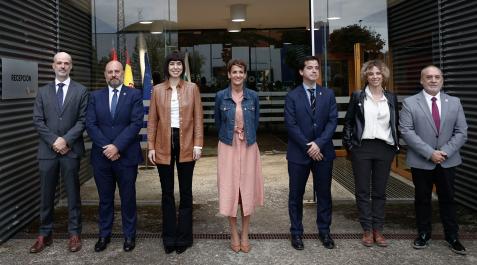 morant-visita-cener La ministra de Ciencia e Innovación, Diana Morant, en una foto de grupo junto a la presidenta del Gobierno de Navarra, María Chivite; el delegado del Gobierno en Navarra, José Luis Arasti; y el consejero de Desarrollo Económico, Mikel Irujo, a las puertas de la sede del Centro Nacional de Energías Renovables (CENER)