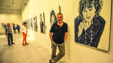 Vicente Olcoz en su exposición de retratos. En primer término, el de la ex alcaldesa, Cristia Sota Vicente Olcoz en su exposición de retratos. En primer término, el de la ex alcaldesa, Cristia Sota