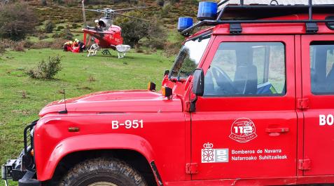 Bomberos efectuando el rescate del senderista de 89 años en Irati para trasladarlo al Hospital Universitario de Navarra Bomberos efectuando el rescate del senderista de 89 años en Irati para trasladarlo al Hospital Universitario de Navarra