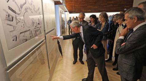 Rafael Moneo explica uno de sus proyectos al alcalde Joaquín Maya, la consejera Rebeca Esnaola, la concejala de Tudela, Merche Añón, la comisaria Begoña López y otros invitados a la exposición Rafael Moneo en Navarra. Rafael Moneo explica uno de sus proyectos al alcalde Joaquín Maya, la consejera Rebeca Esnaola, la concejala de Tudela, Merche Añón, la comisaria Begoña López y otros invitados a la exposición Rafael Moneo en Navarra.