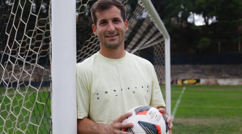 Eduardo De Prados Orradre posa con un balón en la portería del Estadio Municipal de Tudela Eduardo De Prados Orradre posa con un balón en la portería del Estadio Municipal de Tudela