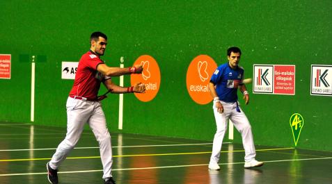 t1 Joseba Ezkurdia le suelta a la pelota en presencia de Elezkano en el Ereta.