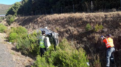 Imagen del estado en el que quedó el vehículo tras volcar en la AP-15 a la altura de Unzué Imagen del estado en el que quedó el vehículo tras volcar en la AP-15 a la altura de Unzué