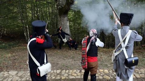 A los pies de un roble, como hace doscientos años, cayeron dos figurantes de la recreación del fusilamiento en Iturmendi A los pies de un roble, como hace doscientos años, cayeron dos figurantes de la recreación del fusilamiento en Iturmendi