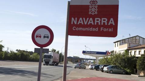 La señal de la Comunidad Foral de Navarra con una gasolinera de fondo, en una imagen de archivo La señal de la Comunidad Foral de Navarra con una gasolinera de fondo, en una imagen de archivo