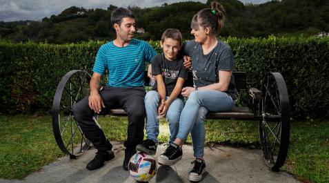 Sentados en un banco de Lesaka, Ugutz Zelaieta y Ahielen Urriza con Hegoi, el mayor de sus tres hijos Sentados en un banco de Lesaka, Ugutz Zelaieta y Ahielen Urriza con Hegoi, el mayor de sus tres hijos