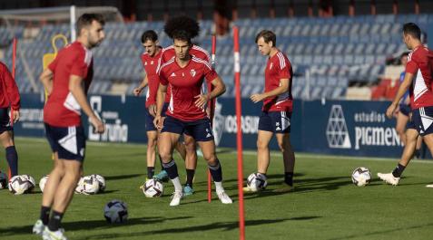 Lucas Torró, en el centro de la imagen, espera a recibir un balón en la última sesión de la semana que tuvo lugar ayer en Tajonar a puerta cerrada Lucas Torró, en el centro de la imagen, espera a recibir un balón en la última sesión de la semana que tuvo lugar ayer en Tajonar a puerta cerrada