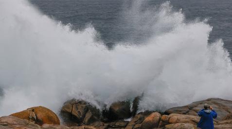 Un turista fotografía las olas en Muxía (Galicia) Un turista fotografía las olas en Muxía (Galicia)