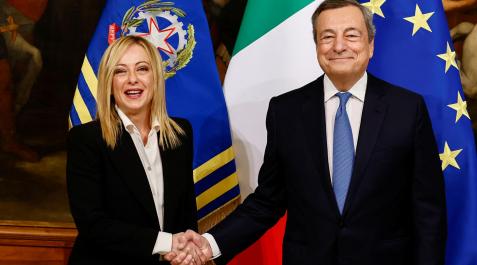La nueva primera ministra de Italia, Giorgia Meloni, en el traspaso de poderes con su predecesor, Mario Draghi La nueva primera ministra de Italia, Giorgia Meloni, en el traspaso de poderes con su predecesor, Mario Draghi
