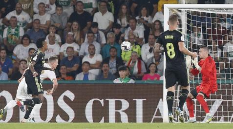 Carlos Clerc, en el partido del Elche contra el Real Madrid Carlos Clerc