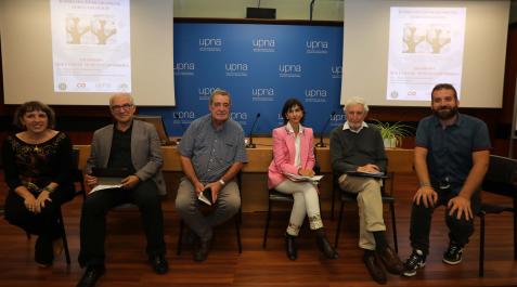 Algunos de los participantes en la II Jornada del Foro de Trabajo Social Gerontológico sobre “Edadismo, que la edad no sea una barrera”. De izquiera a derecha: María Cristina Lopes Dos Santos, trabajadora social y profesora asociada en el departamento de Algunos de los participantes en la II Jornada del Foro de Trabajo Social Gerontológico sobre “Edadismo, que la edad no sea una barrera”. De izquiera a derecha: María Cristina Lopes Dos Santos, trabajadora social y profesora asociada en el departamento de Sociología y Trabajo Social de la UPNA; Joxean Sesma, vocal del Consejo Navarro de Personas Mayores; Peio Lasa, exasesor sindical jubilado; Marialuz Vicondoa, periodista de Diario de Navarra; Juan Luis Beltrán, exletrado de Salud del Gobierno de Navarra, doctor en Derecho y presidente del Consejo de Transparencia de Navarra, y Javier Irujo, moderador, trabajador social y miembro del FSTG. josé antonio goñi