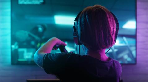 Videojuegos Un niño juega con un videojuego