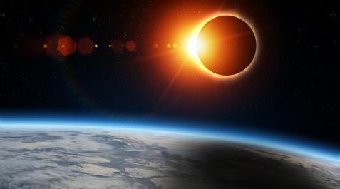 El eclipse solar ocurre cuando la Luna pasa entre la Tierra y el Sol El eclipse solar ocurre cuando la Luna pasa entre la Tierra y el Sol