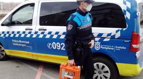 Imagen de un agente de Policía Municipal, con un equipo DESA Imagen de un agente de Policía Municipal, con un equipo DESA