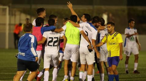 Fuentes Los jugadores del conjunto zaragozano del Fuentes celebran el pase a la primera ronda tras eliminar al Amigó en Mutilva