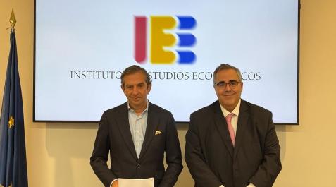 ceoe El director general del IEE, Gregorio Izquierdo y el presidente del organismo, Íñigo Fernández de Mesa, este lunes durante la presentación del informe