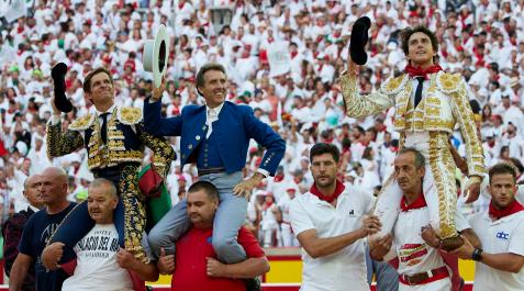 El Juli, Pablo Hermoso de Mendoza y Roca Rey, a hombros en la corrida del centenario El Juli, Pablo Hermoso de Mendoza y Roca Rey, a hombros en la corrida del centenario