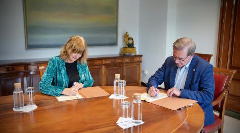 La consejera de relaciones Ciudadanas, Ana Ollo, y el secretario de Estado de Memoria Democrática, Fernando Martínez, firmando el convenio de colaboración. La consejera de relaciones Ciudadanas, Ana Ollo, y el secretario de Estado de Memoria Democrática, Fernando Martínez, firmando el convenio de colaboración.