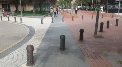 Los bolardos de la Plaza Obispo Irurita que un vecino tilda de peligrosos Los bolardos de la Plaza Obispo Irurita que un vecino tilda de peligrosos