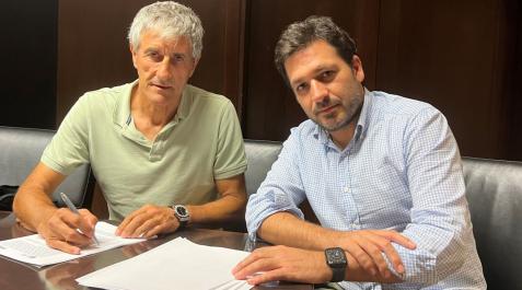 Quique Setién firmando su nuevo contrato con el Villarreal Quique Setién firmando su nuevo contrato con el Villarreal