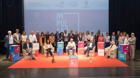 El alcalde de Milagro, José Ignacio Pardo, y el consejero Bernardo Ciriza, sentados en el centro de la imagen y rodeados del resto de participantes en ‘Impulsar Navarra’ El alcalde de Milagro, José Ignacio Pardo, y el consejero Bernardo Ciriza, sentados en el centro de la imagen y rodeados del resto de participantes en ‘Impulsar Navarra’