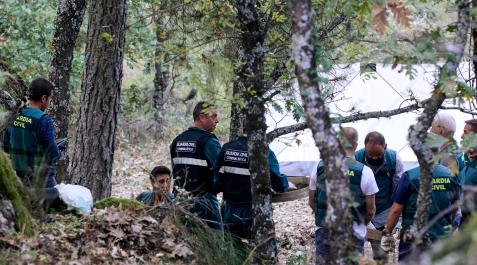 Agentes de la Guardia Civil y de Policía Nacional baten el terreno donde aparecieron restos de Juana Canal, en la zona de Navalacruz (Ávila) Agentes de la Guardia Civil y de Policía Nacional baten el terreno donde aparecieron restos de Juana Canal, en la zona de Navalacruz (Ávila)